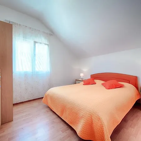 Apartman And Dis