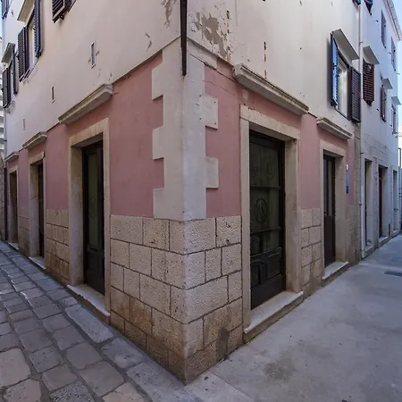 Apartament And Dis *